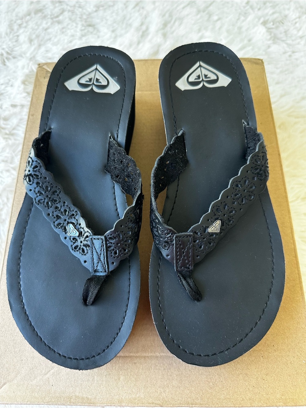Roxy Aztec Black Leather Wedge Flip Flops Sandals Floral Women’s Size 9
